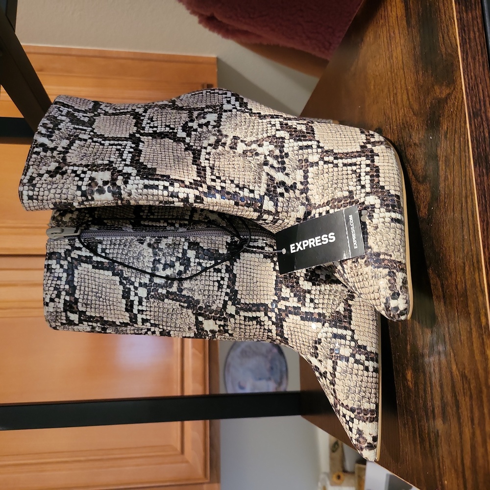 EXPRESS Mid calf boots